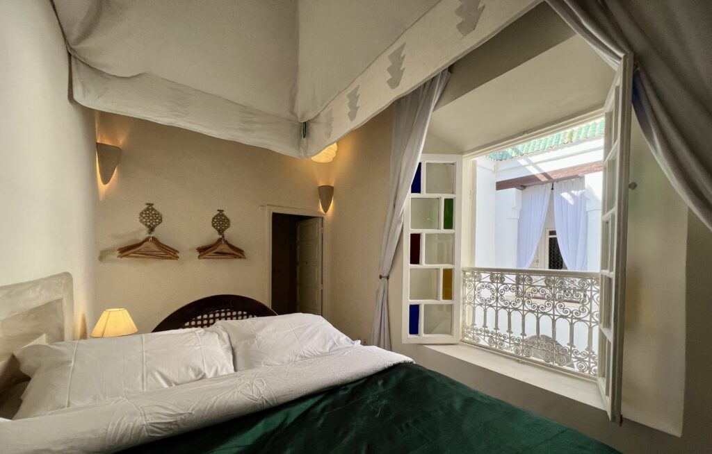 Riad Tizwa Marrakech room 3 bed and window