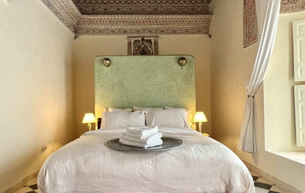 Riad Tizwa Marrakech room 6 bed and carpet and lamps