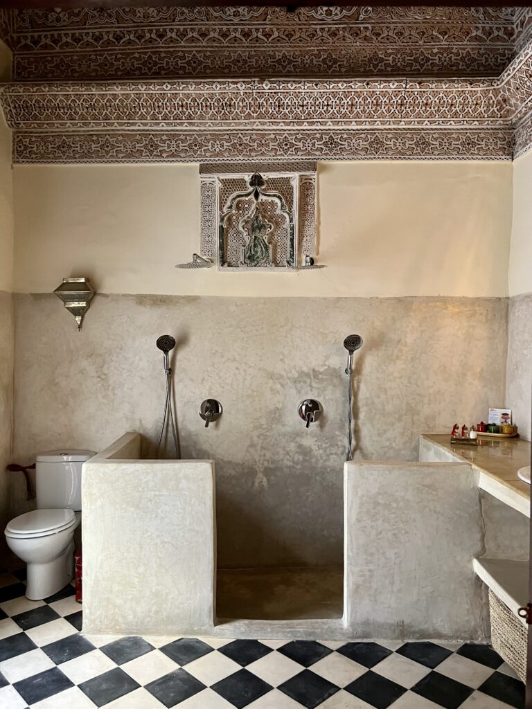 Riad Tizwa Marrakech room 6 shower room tadalak and traditional Moroccan plasterwork